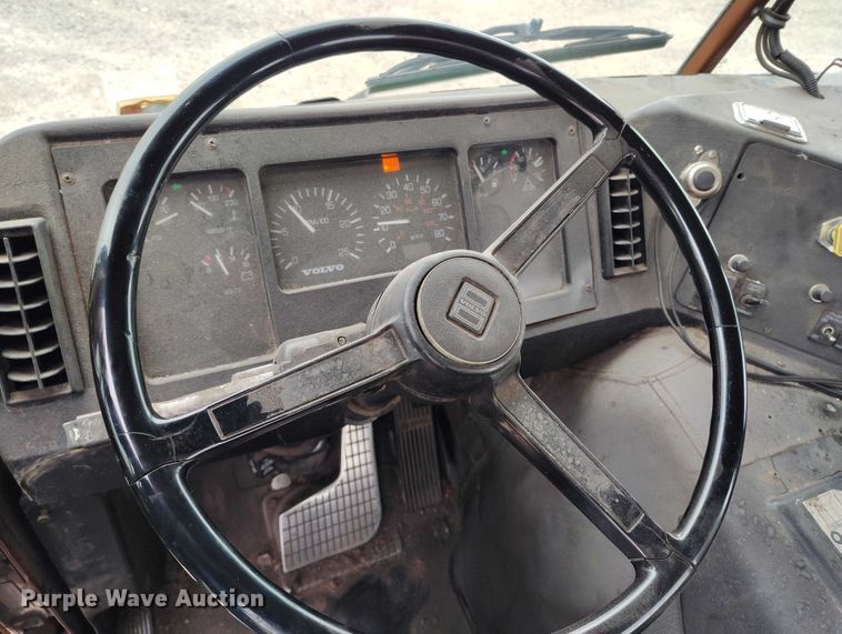 image for item DT0952 2000 Volvo WX refuse truck