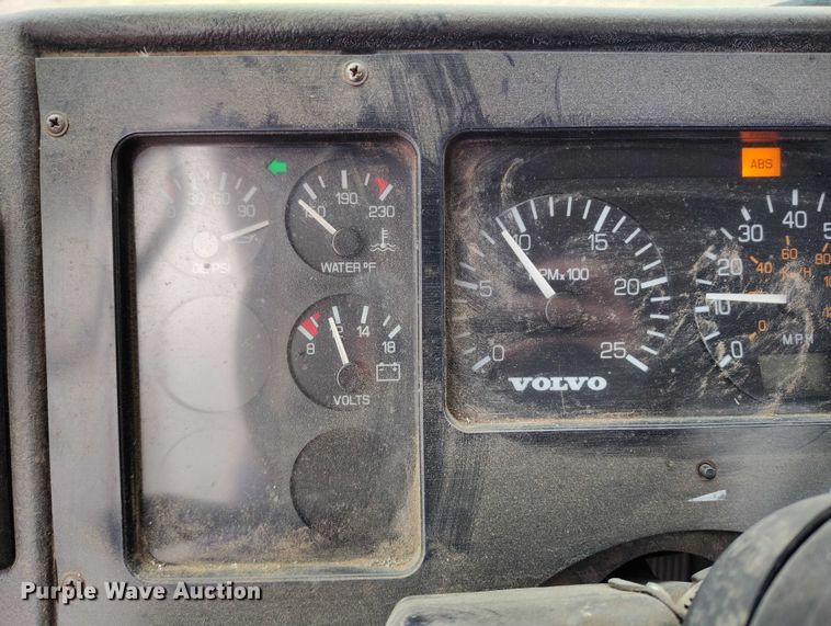 image for item DT0952 2000 Volvo WX refuse truck