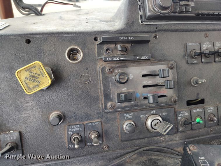 image for item DT0952 2000 Volvo WX refuse truck