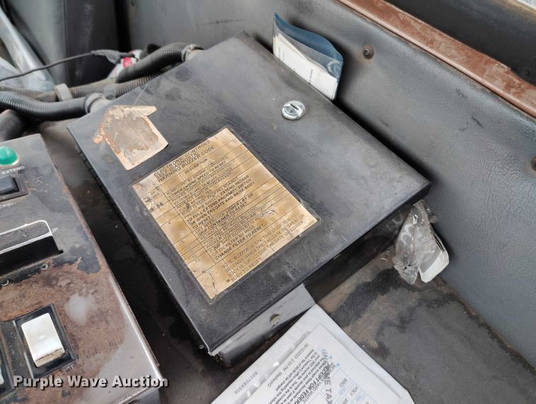 image for item DT0952 2000 Volvo WX refuse truck