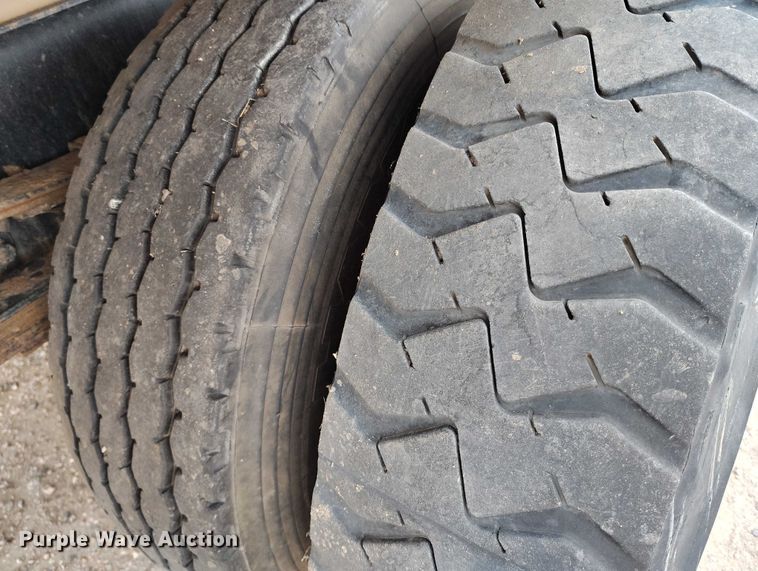 image for item DT0952 2000 Volvo WX refuse truck