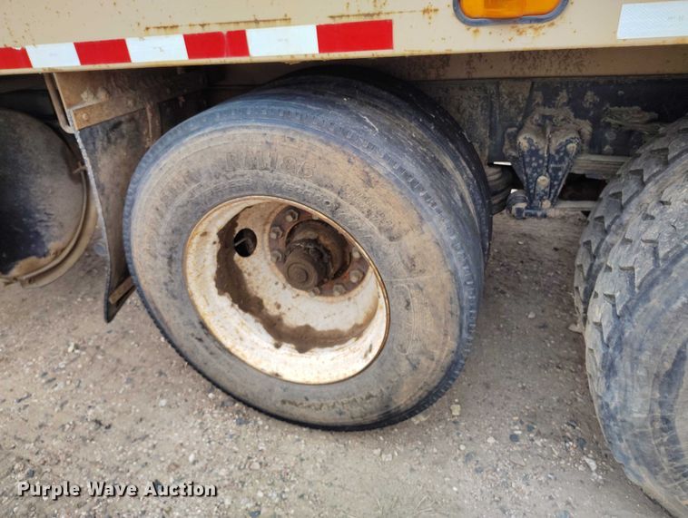 image for item DT0952 2000 Volvo WX refuse truck