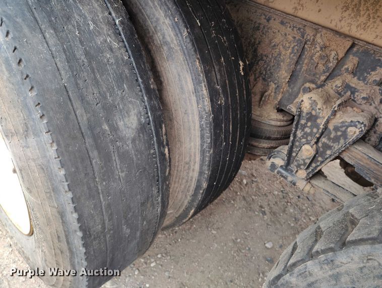 image for item DT0952 2000 Volvo WX refuse truck