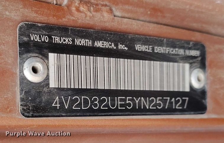 image for item DT0952 2000 Volvo WX refuse truck