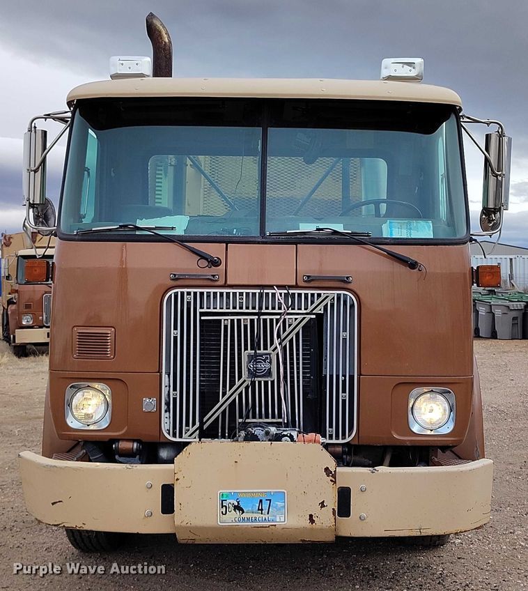 image for item DT0953 2000 Volvo WX refuse truck