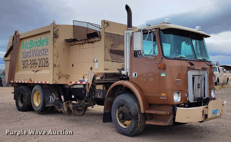 image for item DT0953 2000 Volvo WX refuse truck