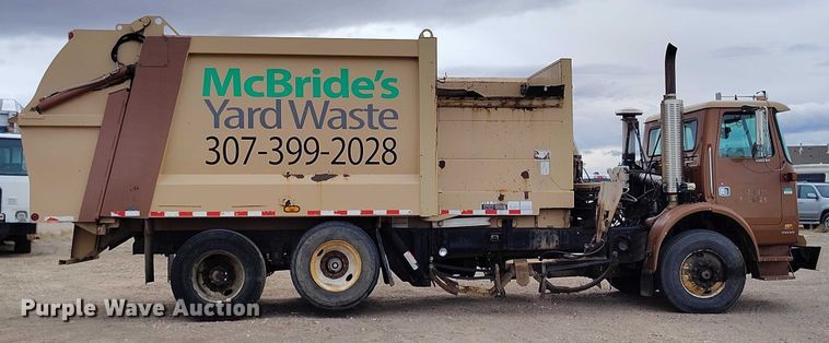 image for item DT0953 2000 Volvo WX refuse truck