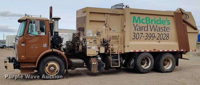 image for item DT0953 2000 Volvo WX refuse truck