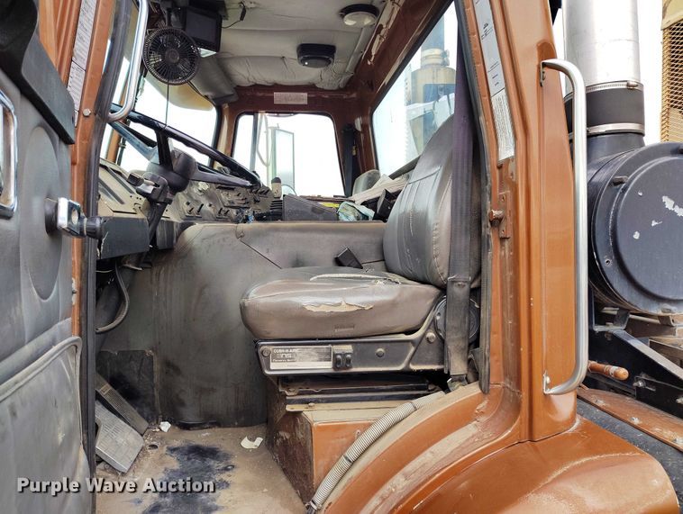 image for item DT0953 2000 Volvo WX refuse truck