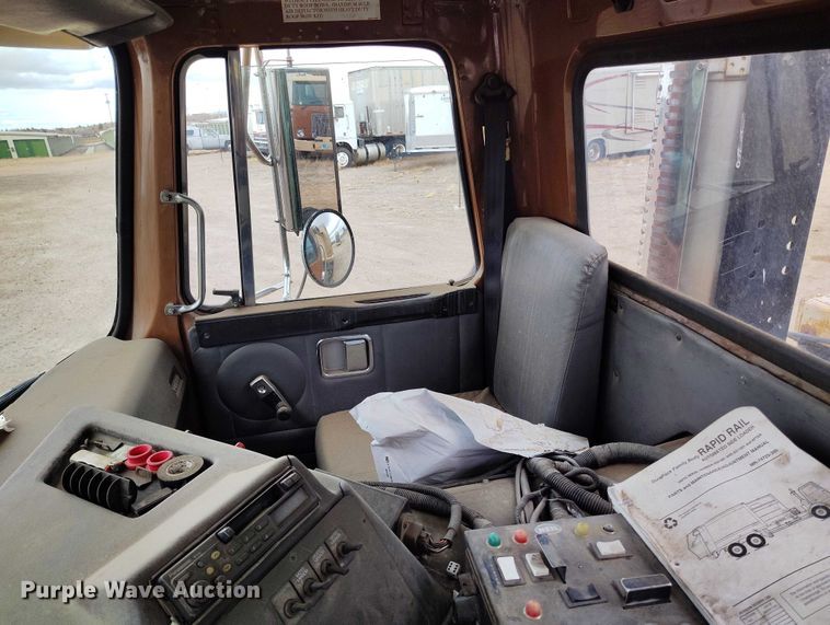 image for item DT0953 2000 Volvo WX refuse truck