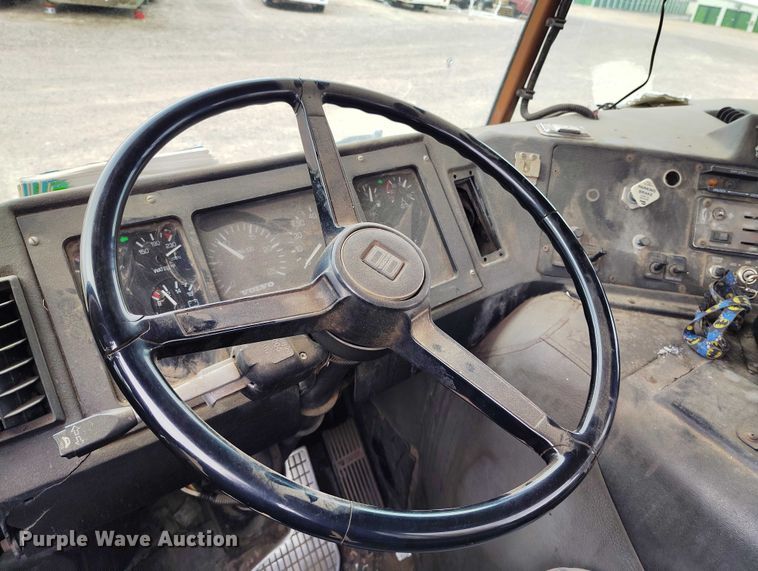 image for item DT0953 2000 Volvo WX refuse truck