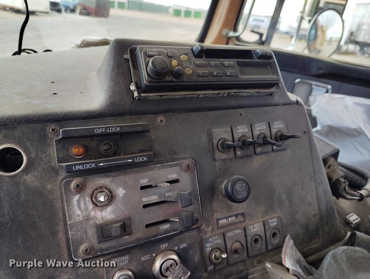 image for item DT0953 2000 Volvo WX refuse truck