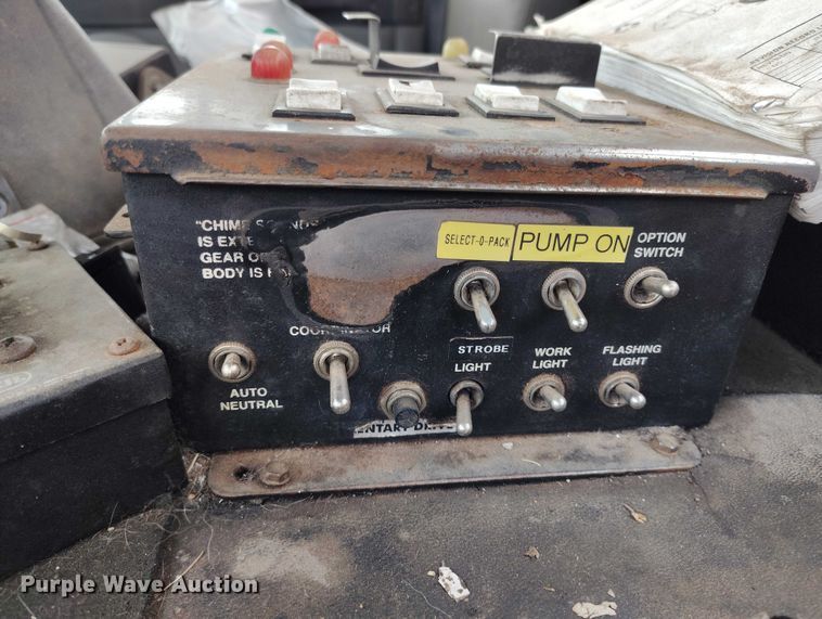 image for item DT0953 2000 Volvo WX refuse truck