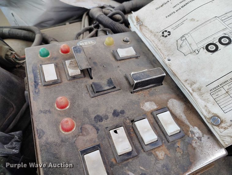 image for item DT0953 2000 Volvo WX refuse truck