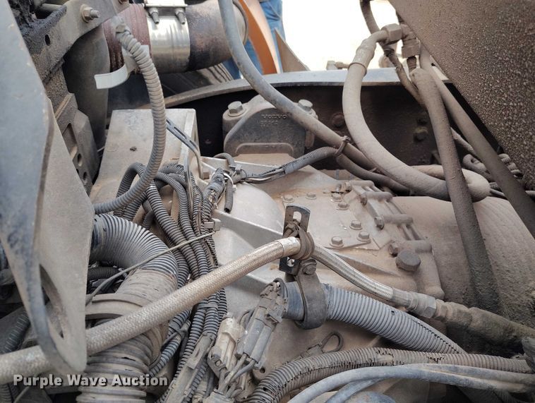 image for item DT0953 2000 Volvo WX refuse truck