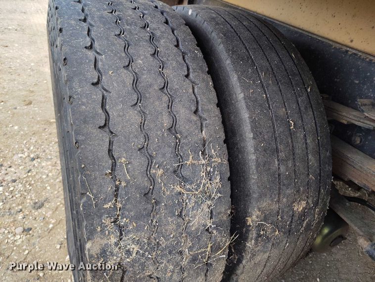 image for item DT0953 2000 Volvo WX refuse truck