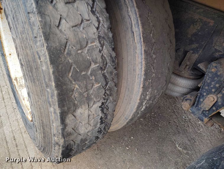 image for item DT0953 2000 Volvo WX refuse truck