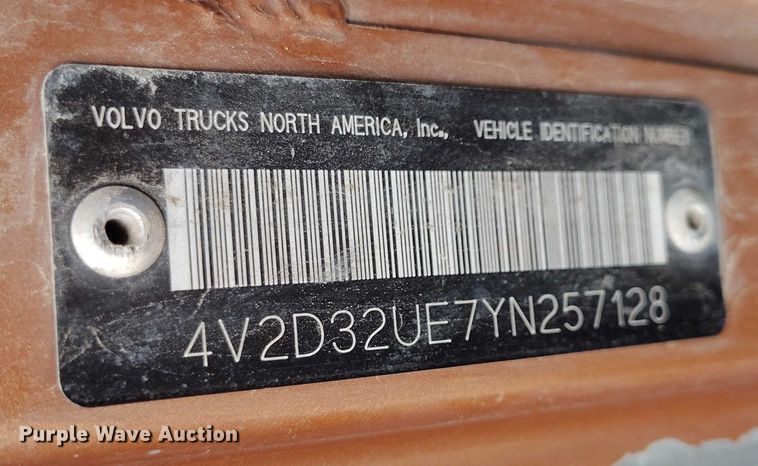 image for item DT0953 2000 Volvo WX refuse truck