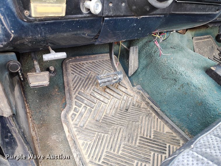 image for item DT0956 1982 GMC K10 pickup truck