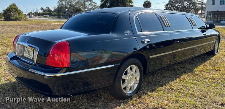 image for item DU0396 2007 Lincoln  Town Car limousine
