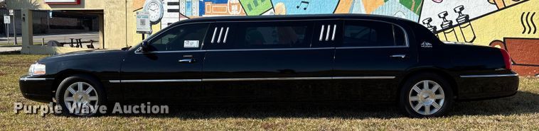 image for item DU0396 2007 Lincoln  Town Car limousine