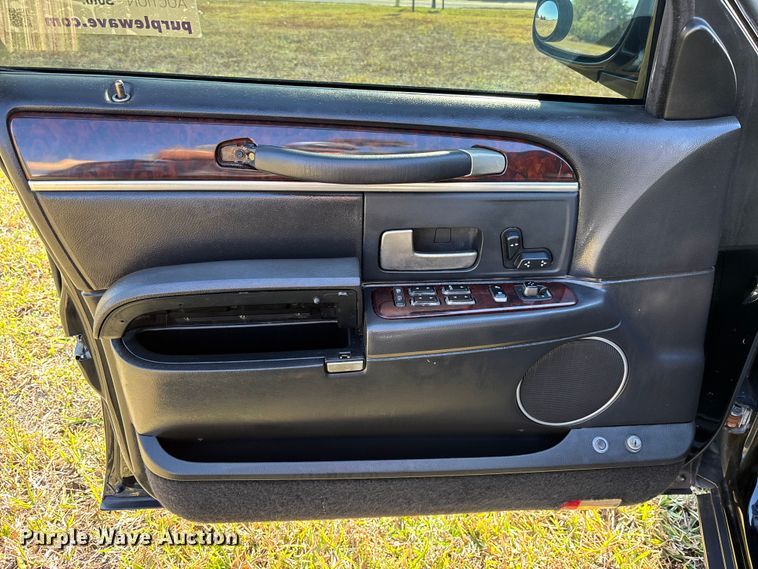 image for item DU0396 2007 Lincoln  Town Car limousine