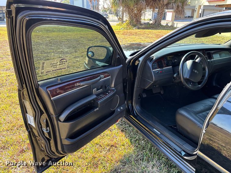image for item DU0396 2007 Lincoln  Town Car limousine
