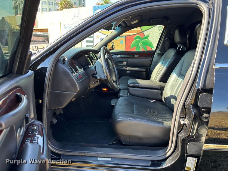 image for item DU0396 2007 Lincoln  Town Car limousine