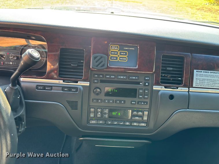 image for item DU0396 2007 Lincoln  Town Car limousine