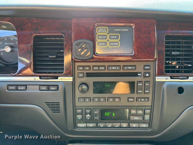 image for item DU0396 2007 Lincoln  Town Car limousine