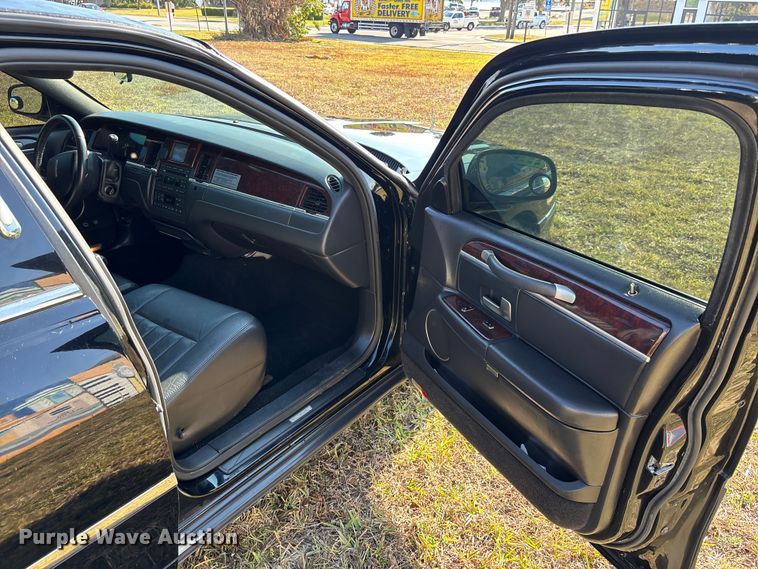 image for item DU0396 2007 Lincoln  Town Car limousine