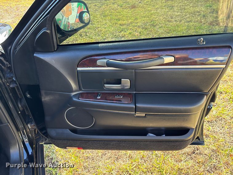 image for item DU0396 2007 Lincoln  Town Car limousine