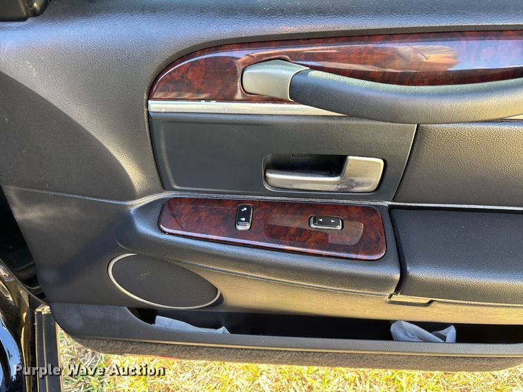 image for item DU0396 2007 Lincoln  Town Car limousine