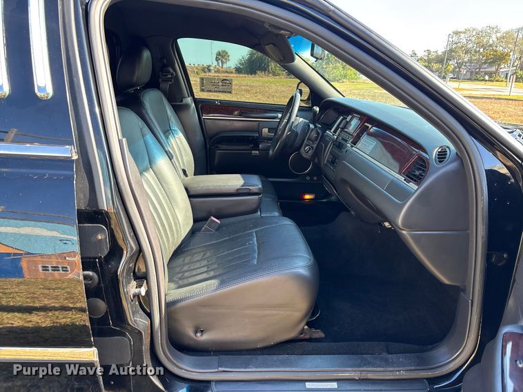 image for item DU0396 2007 Lincoln  Town Car limousine