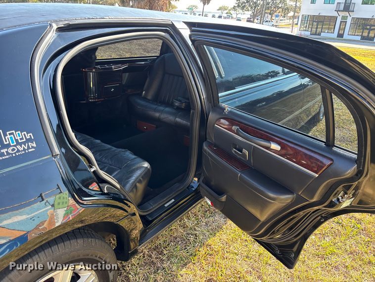 image for item DU0396 2007 Lincoln  Town Car limousine