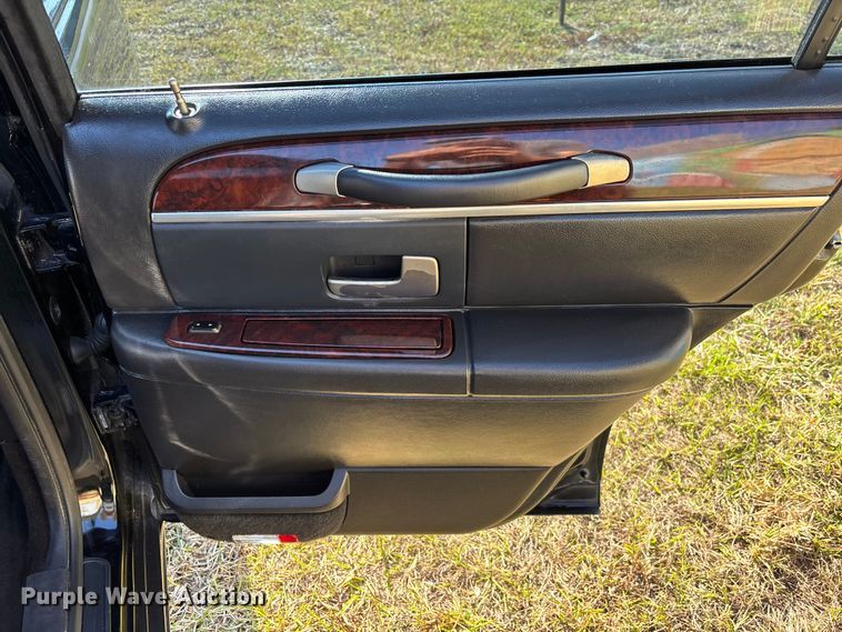 image for item DU0396 2007 Lincoln  Town Car limousine