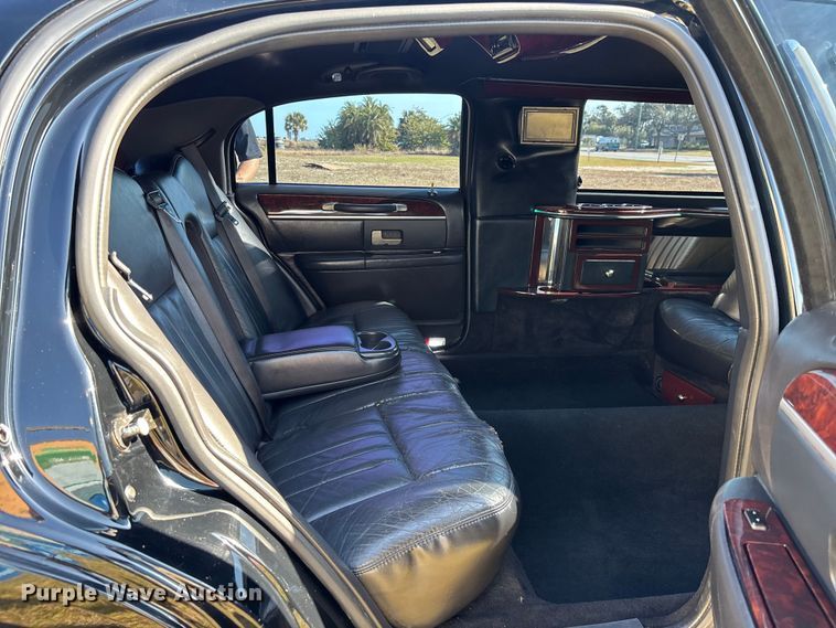 image for item DU0396 2007 Lincoln  Town Car limousine