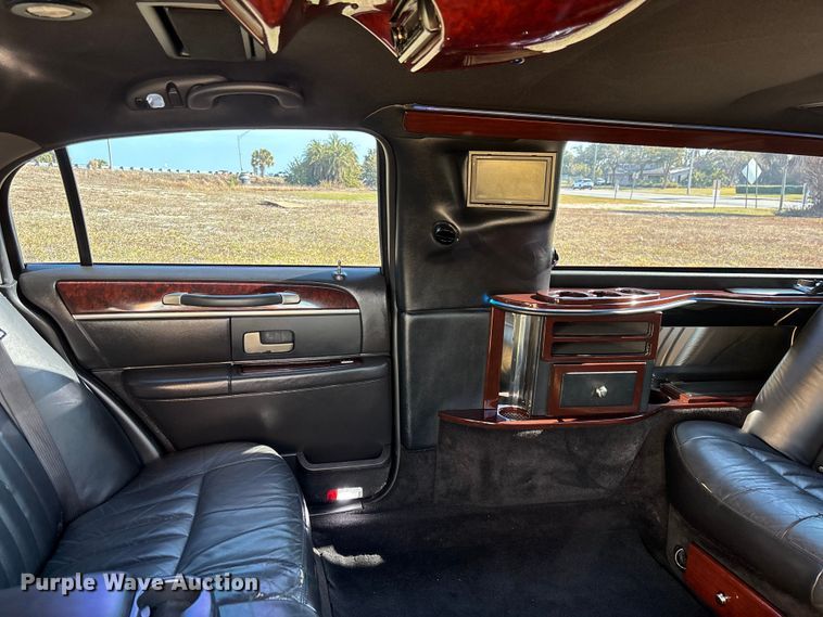 image for item DU0396 2007 Lincoln  Town Car limousine