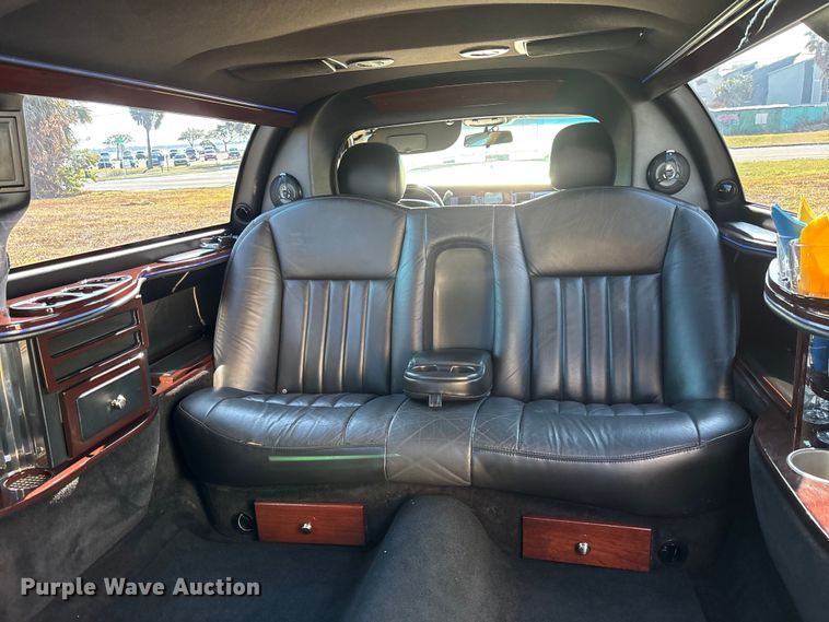 image for item DU0396 2007 Lincoln  Town Car limousine