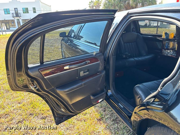 image for item DU0396 2007 Lincoln  Town Car limousine