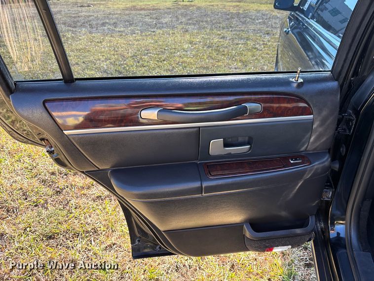 image for item DU0396 2007 Lincoln  Town Car limousine