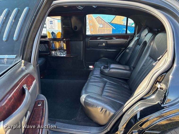 image for item DU0396 2007 Lincoln  Town Car limousine