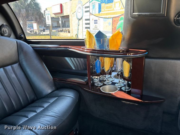 image for item DU0396 2007 Lincoln  Town Car limousine