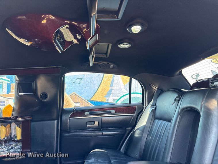 image for item DU0396 2007 Lincoln  Town Car limousine