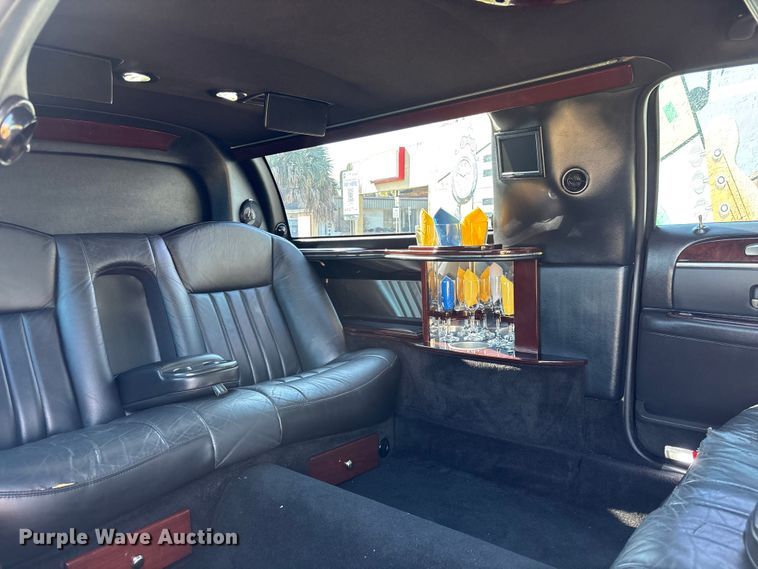 image for item DU0396 2007 Lincoln  Town Car limousine