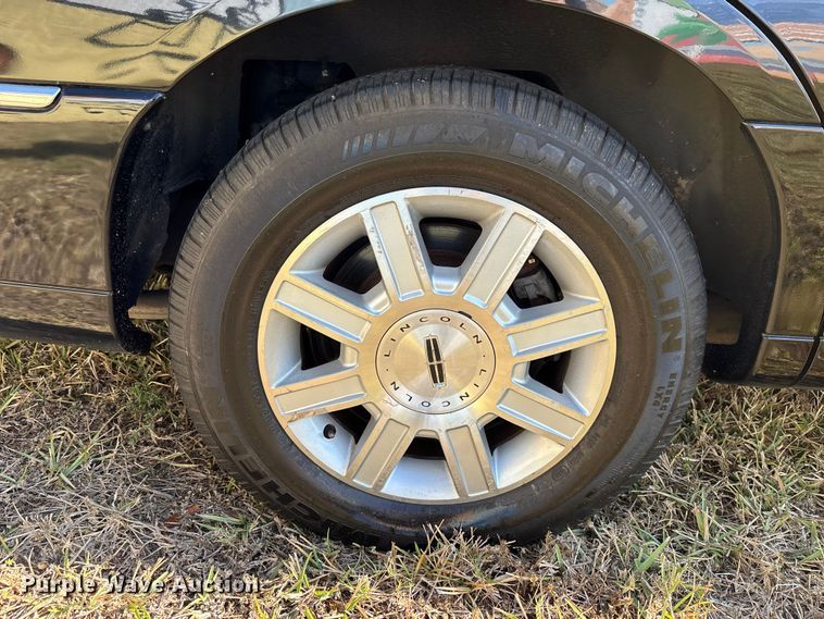 image for item DU0396 2007 Lincoln  Town Car limousine