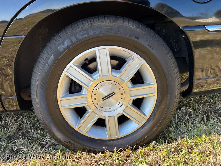 image for item DU0396 2007 Lincoln  Town Car limousine