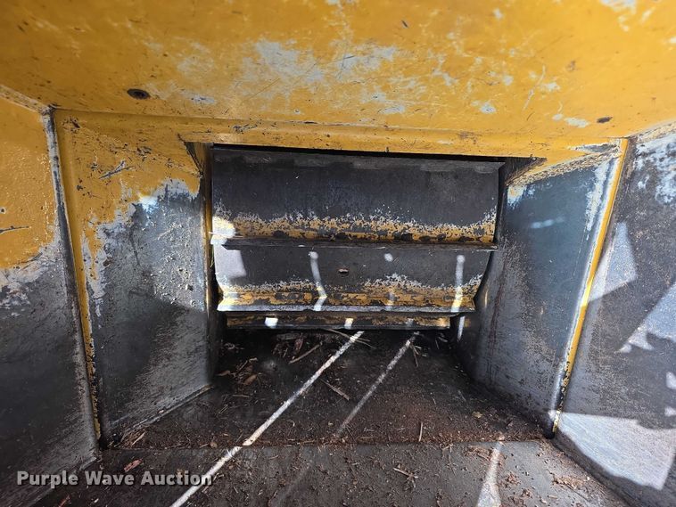 image for item DZ3964 Vermeer BC1000 XL Chipper wood chipper