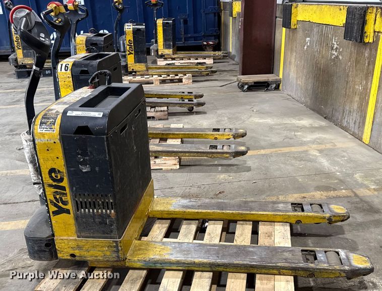 image for item DZ4333 (6) Yale MPB040-EN24T2748 pallet jacks