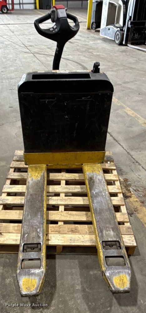 image for item DZ4333 (6) Yale MPB040-EN24T2748 pallet jacks